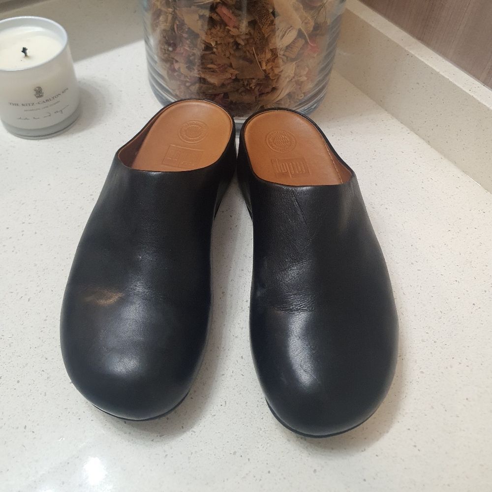 FITFLOP Shuv Black Leather Clog, size 9 excellent condition and ready for Fall